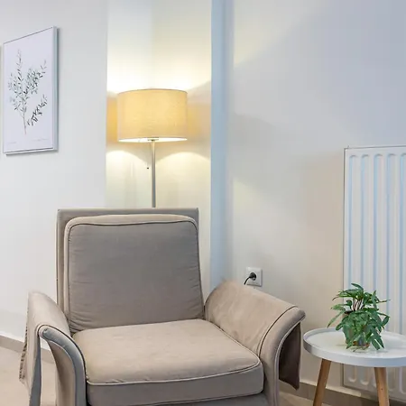 Spacious Downtown Two Bedroom With Private Parking