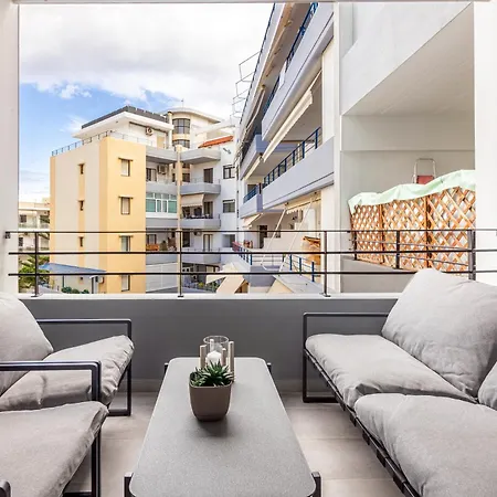 Spacious Downtown Two Bedroom With Private Parking Apartment