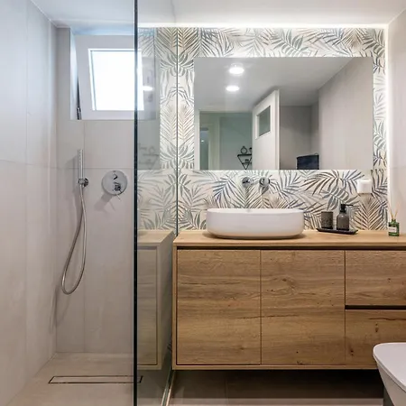 Spacious Downtown Two Bedroom With Private Parking