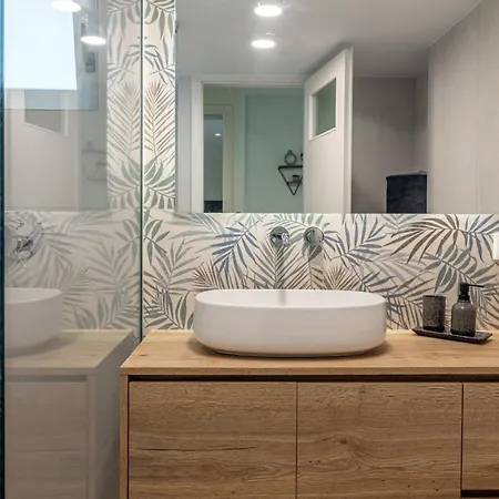 Spacious Downtown Two Bedroom With Private Parking