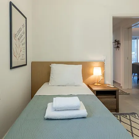Apartment Spacious Downtown Two Bedroom With Private Parking *