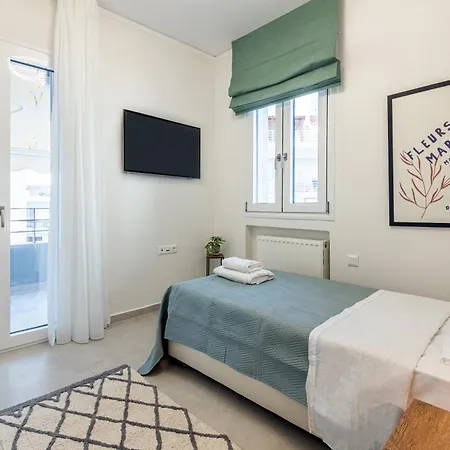 Spacious Downtown Two Bedroom With Private Parking *