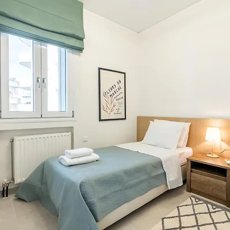 Spacious Downtown Two Bedroom With Private Parking