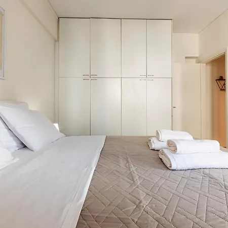 Apartment Spacious Downtown Two Bedroom With Private Parking *