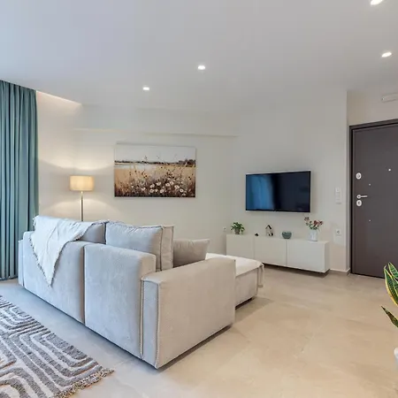 Spacious Downtown Two Bedroom With Private Parking Apartment