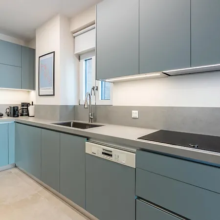 Spacious Downtown Two Bedroom With Private Parking *