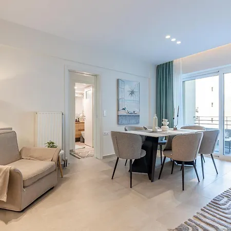 Spacious Downtown Two Bedroom With Private Parking *