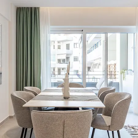 Spacious Downtown Two Bedroom With Private Parking