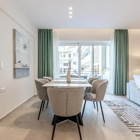 Spacious Downtown Two Bedroom With Private Parking Apartment