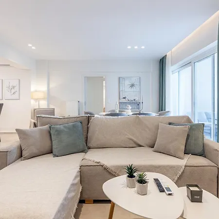 Apartment Spacious Downtown Two Bedroom With Private Parking *