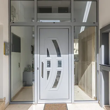 Casa Civique A Modern With Balcony, Parking, Aircon & Elevator Lejlighed *